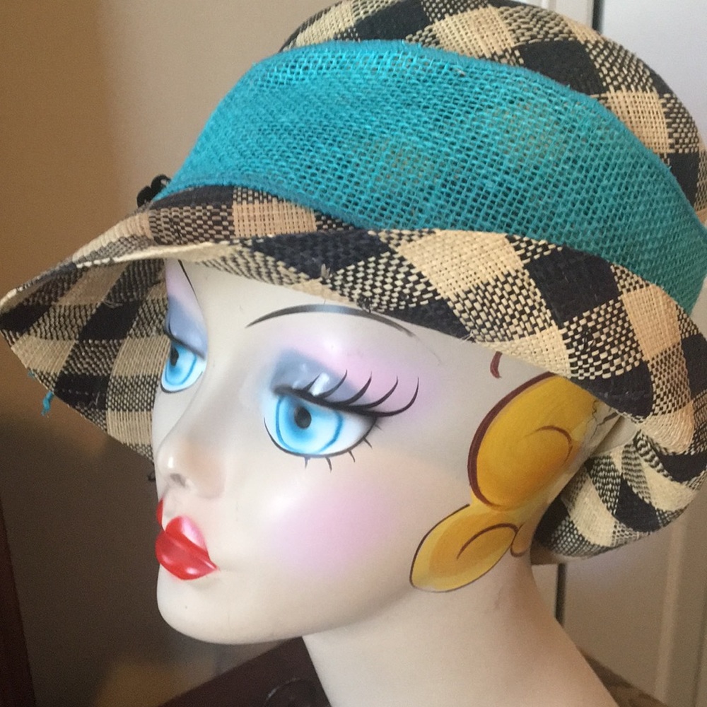 Hand adorned straw hat - Picture 3 of 5